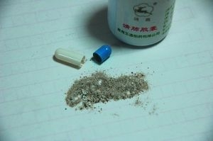 打開一看，膠囊里的顆粒疑似胡椒粉。